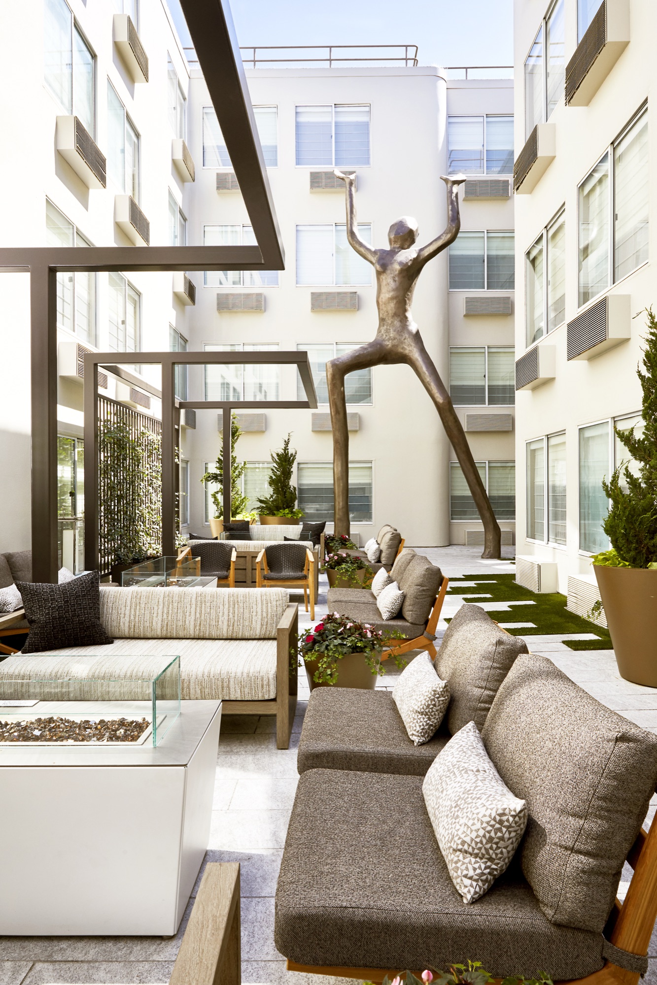 Zoe — interior photo 3 of 6